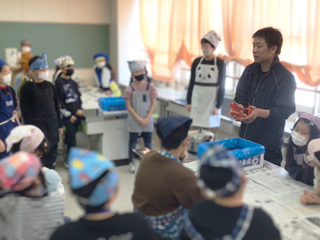 「ちいさな魚やさん」北見市内の小学校での出前授業の様子