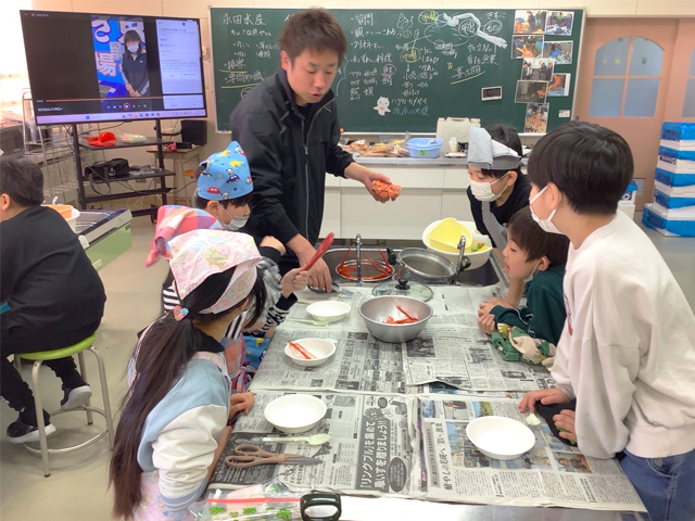 「ちいさな魚やさん」北見市内の小学校での出前授業の様子